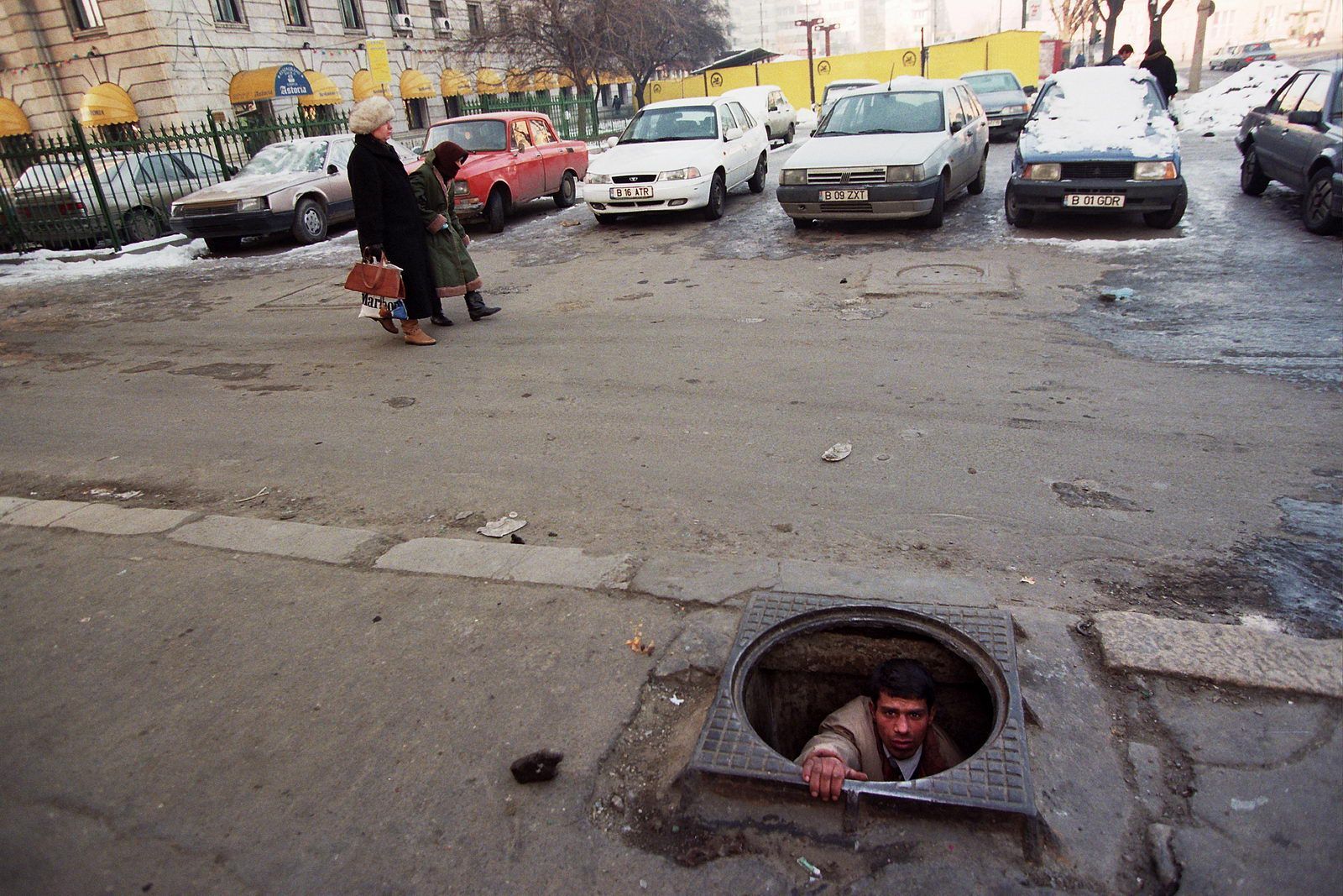 Mládež z kanálu / Youths fom the sewers, Bucharest, Romania 1999